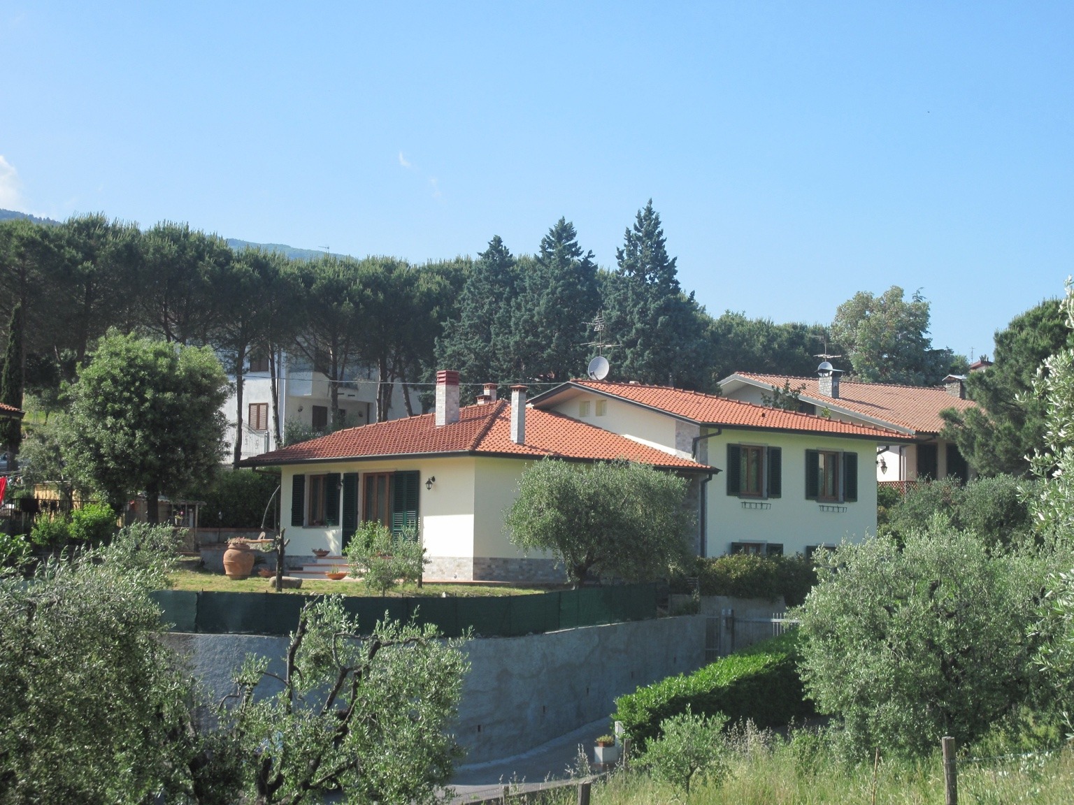Vista d’insieme della villa a Collodi, circondata da giardino e ulivi